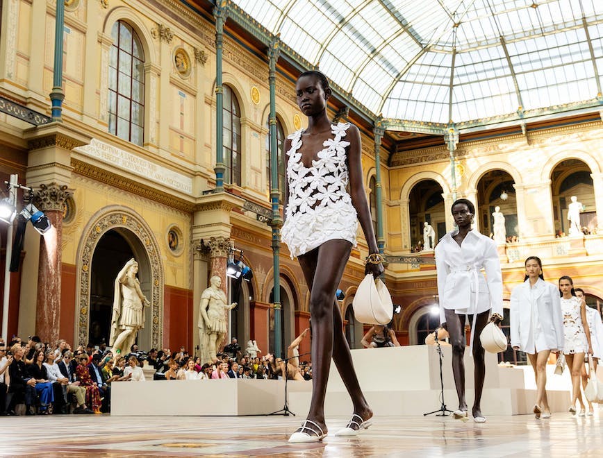 Valentino L'Ecole la sfilata primavera estate 2024 alla Paris Fashion Week