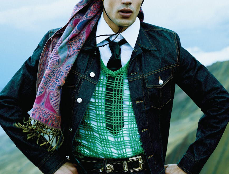 Completo di denim, FERRAGAMO; camicia e cravatta, ALEXANDER McQUEEN; cappello, foulard ,top a rete e cintura, SERGIO DAVILA