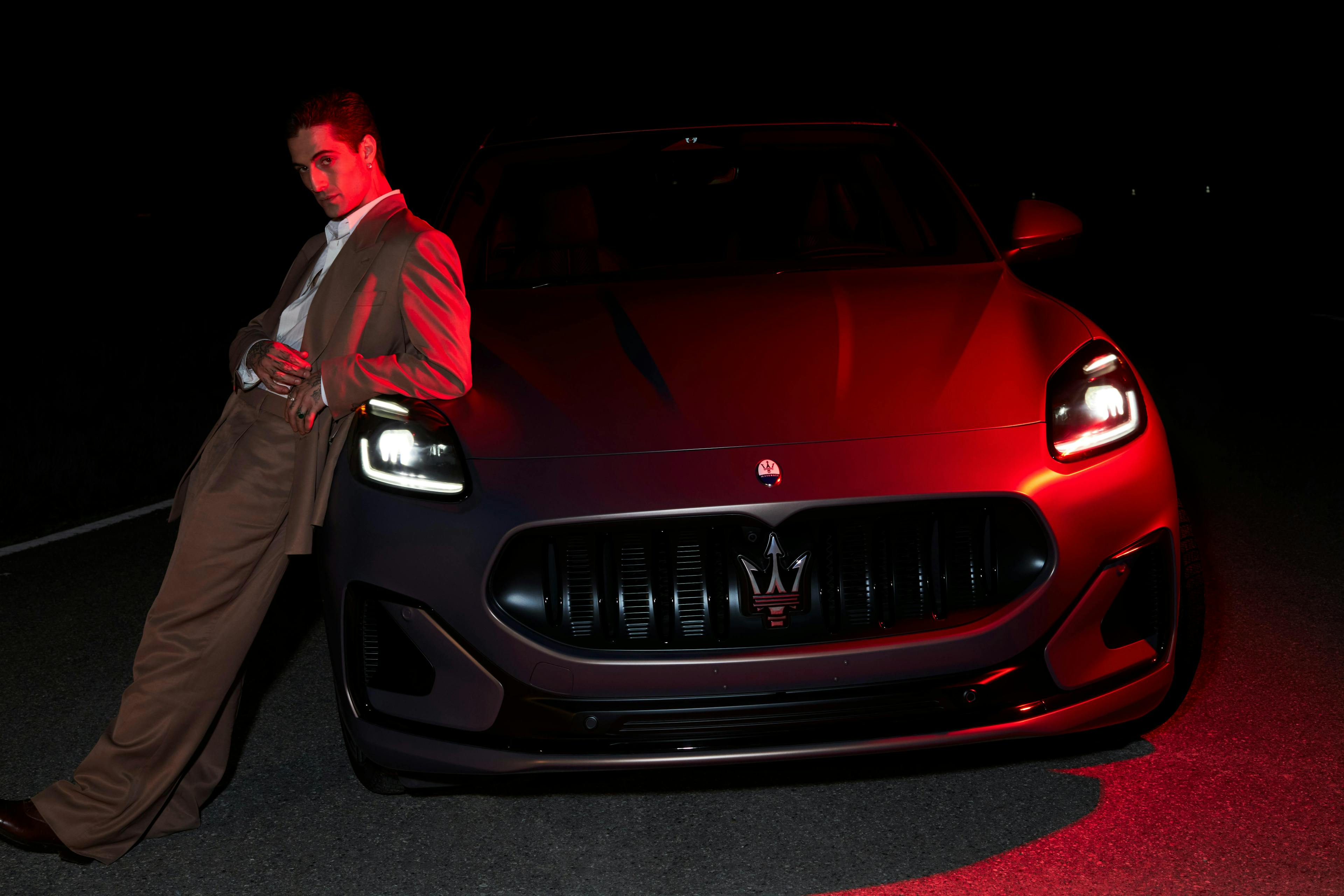 Damiano David nella campagna che presenta Maserati Folgore (Courtesy Maserati)