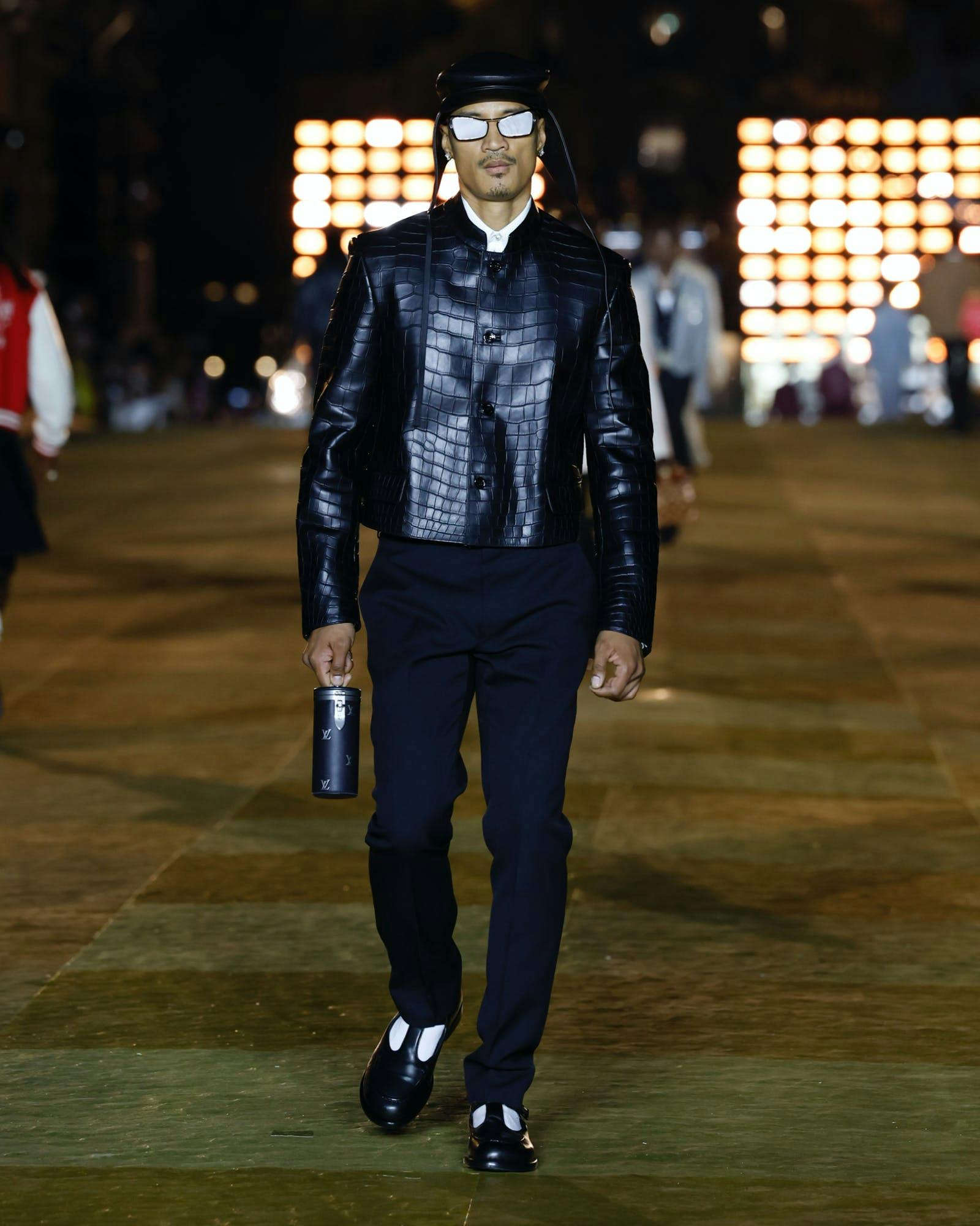 Louis Vuitton: la prima di Pharrell Williams sfila su Pont Neuf