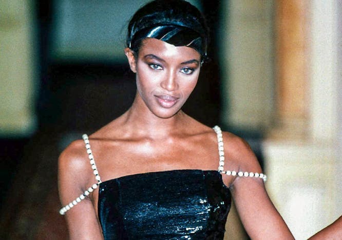 Naomi Campbell in passerella per l'Haute Couture autunno inverno 1996 di Chanel (Getty Images)