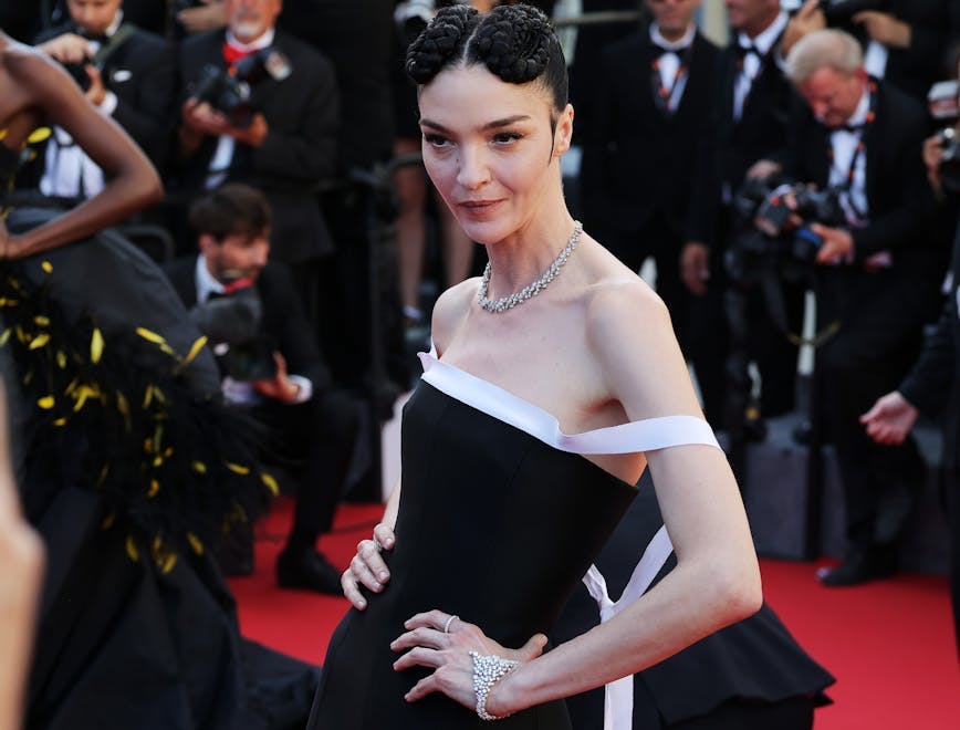 Mariacarla Boscono al Festival di Cannes 2024 per la prima di "Marcello Mio" in Prada e gioielli Damiani (Getty Images)