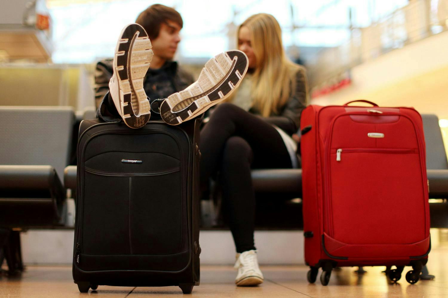 horizontal|traveller|airport|suitcase|illustration|strike|air travel hamburg hamburg (hansestadt) luggage furniture chair footwear shoe clothing apparel human person