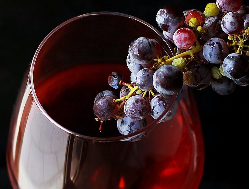 Perchè fa bene bere il vino rosso tutti gli usi e i benefici - L'Officiel Italia