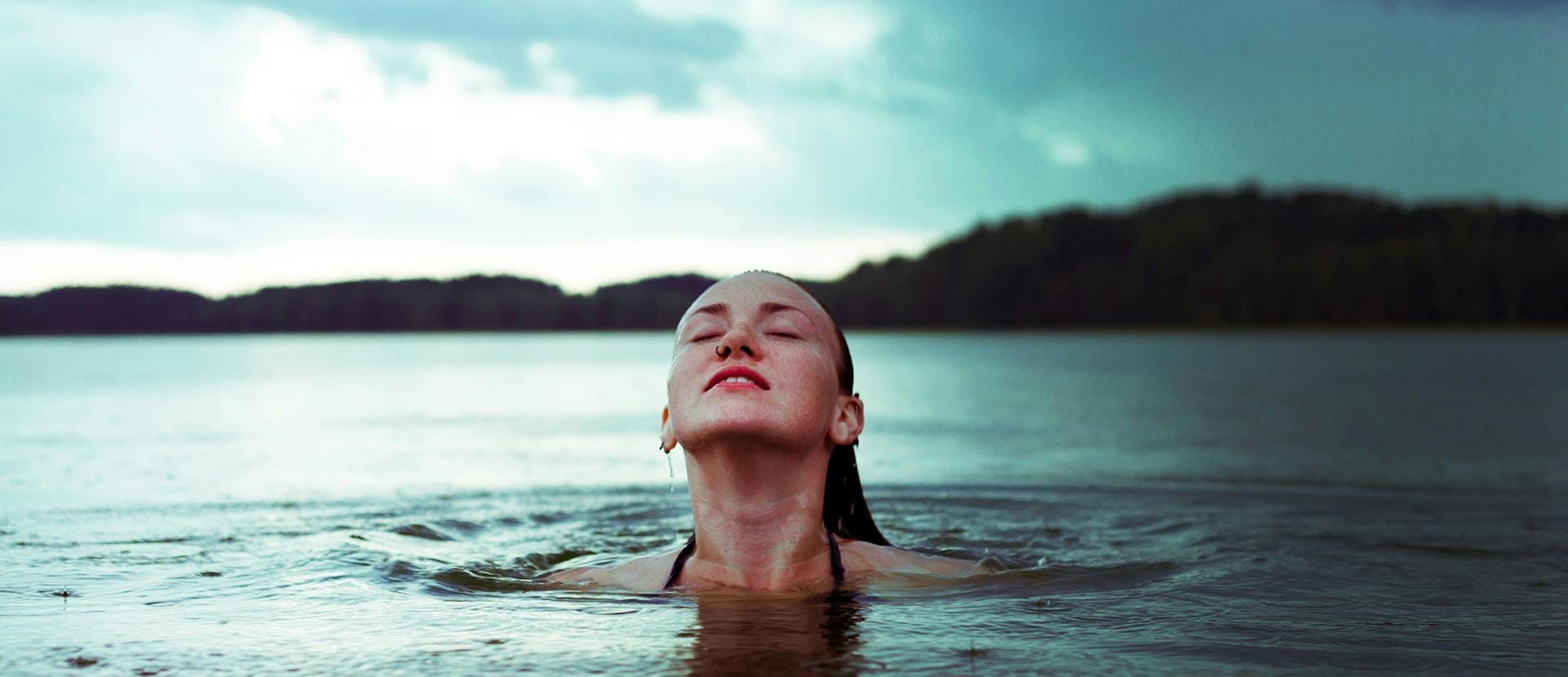 Immagine di donna in un lago che racconta come combattere la cellulite con lo sport