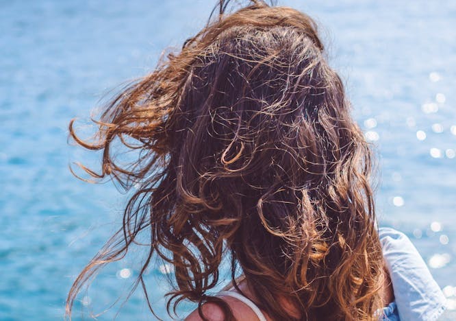 come proteggere i capelli al mare