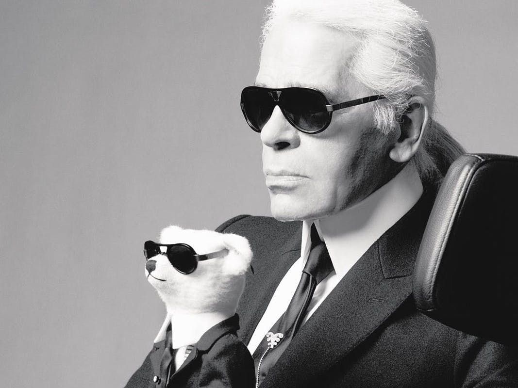 Un ritratto di Karl Lagerfeld.