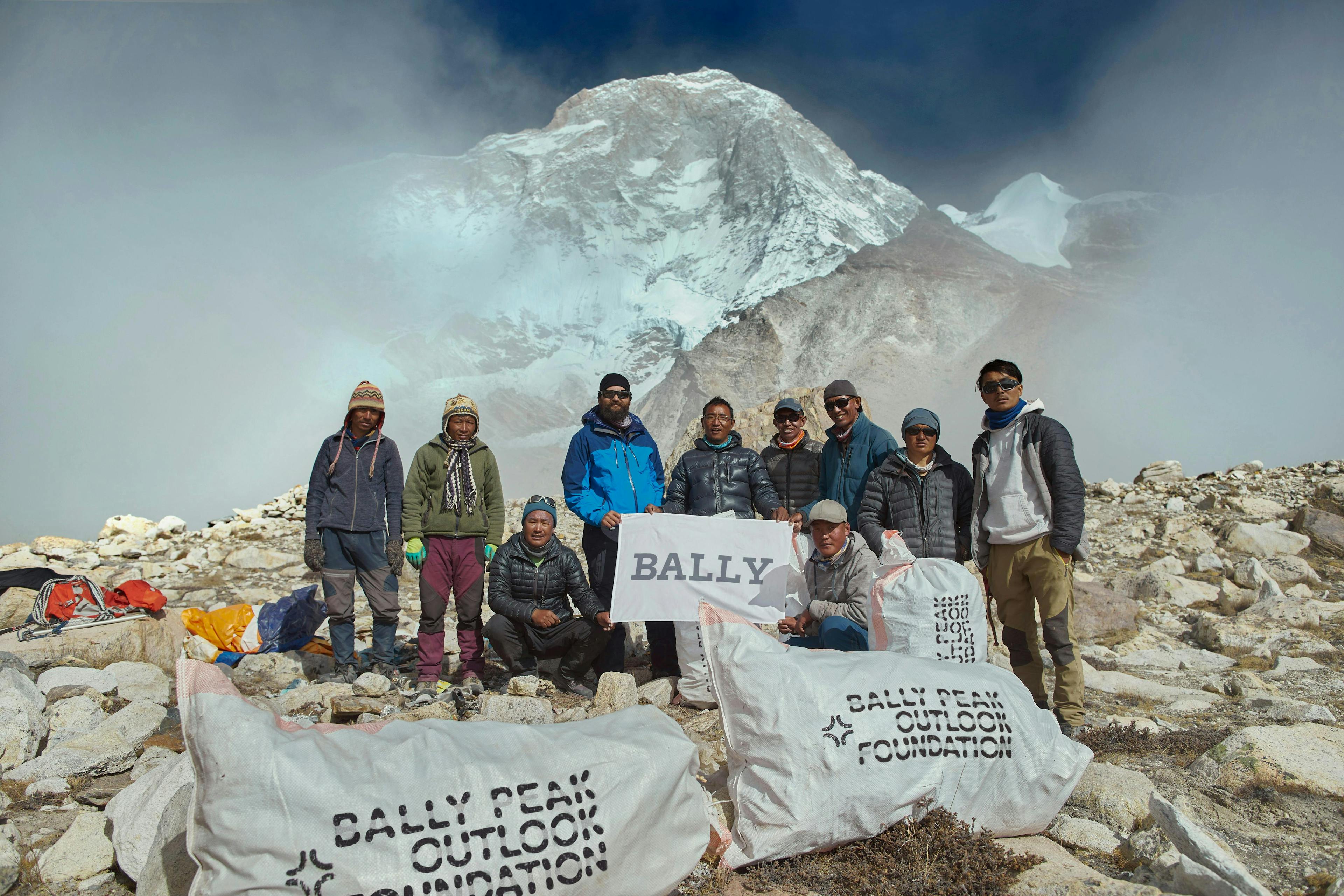 La spedizione di Bally per ripulire l'Himalaya- L'OfficielItalia