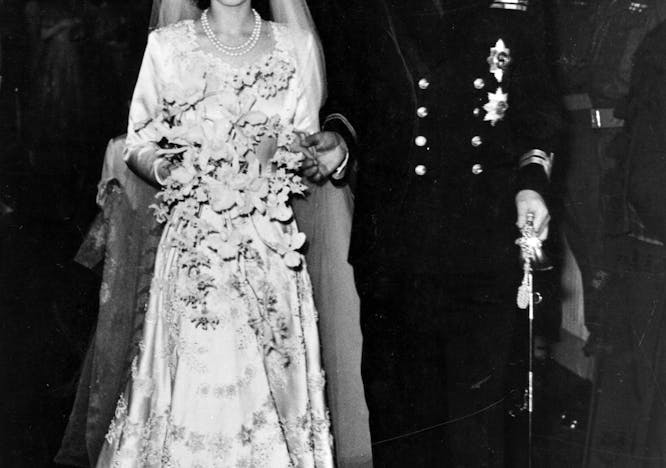 L'allora Principessa Elisabetta e il Duca di Edimburgo all'Abbazia di Westminster il giorno del loro matrimonio, il 20 novembre 1947