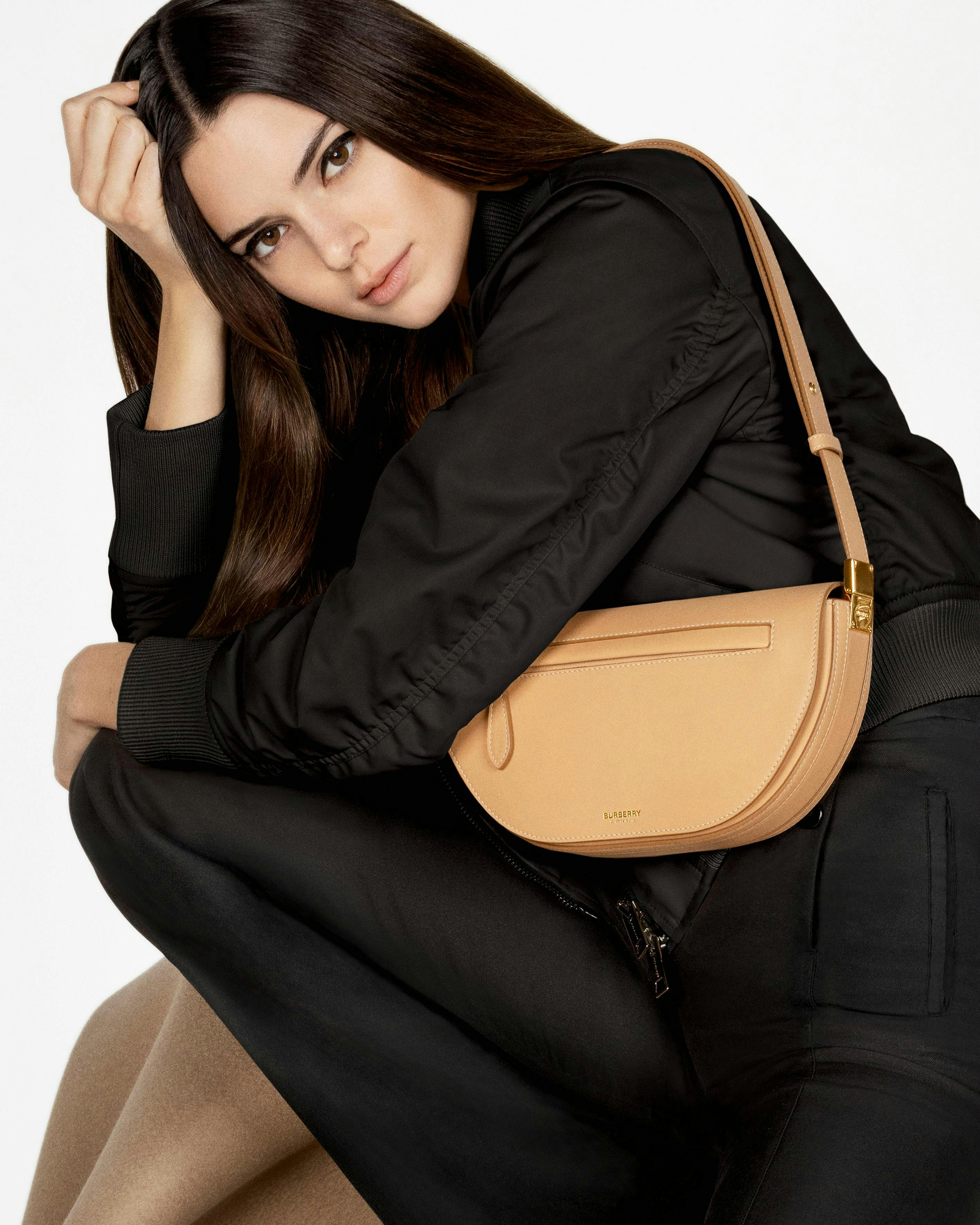 Una foto di Kendall Jenner indossa l'Olimpya Bag di Burberry