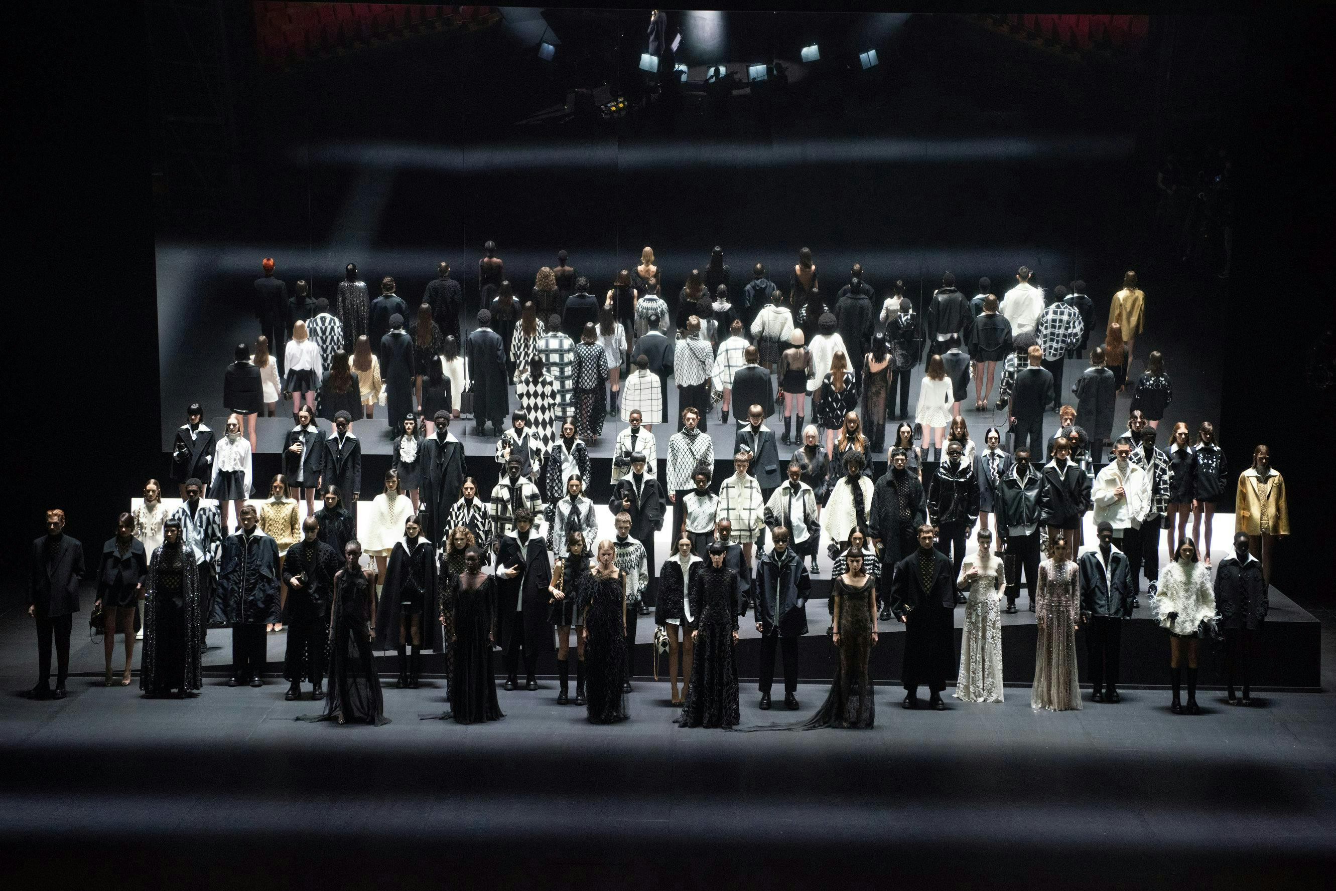 Nella foto il finale della collezione al Piccolo Teatro di Milano. Valentino diventa fur-free e concluderà l'era di REDValentino nel 2023