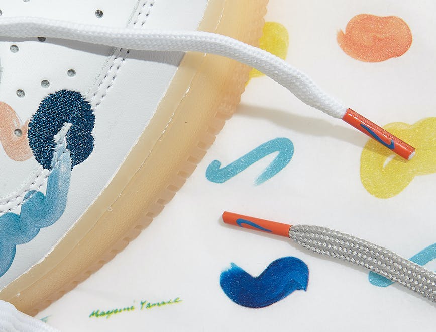 dettagli scarpe da ginnastica sneakers Nike dipinte da Mayumi Yamase