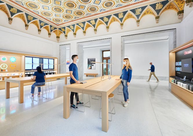 Una foto del nuovo Apple Store in Via del Corso a Roma