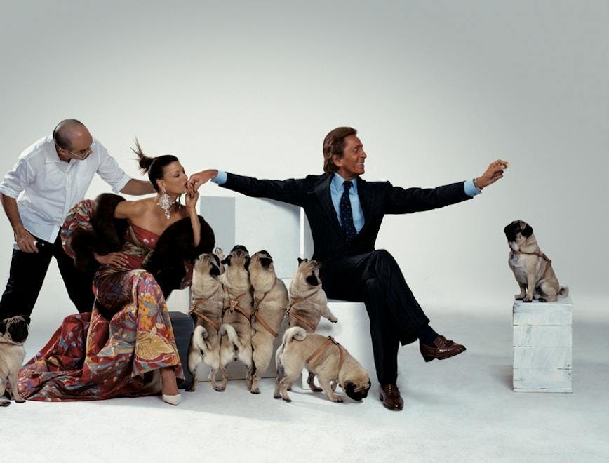 Valentino con Linda Evangelista e i cani carlini posano davanti all'obiettivo di Jean Paul Goude