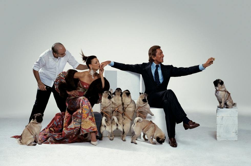 Valentino con Linda Evangelista e i cani carlini posa davanti all'obiettivo di Jean Paul Goude