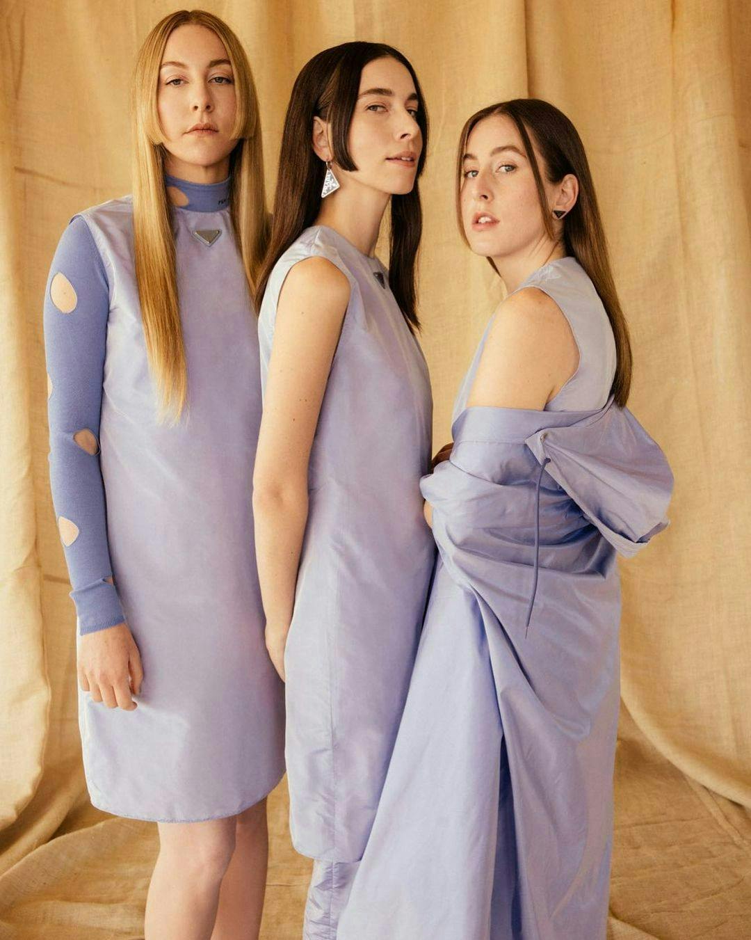 Il gruppo Haim, tre sorelle fashioniste posano ai Grammy Awards 2021 in total look Prada