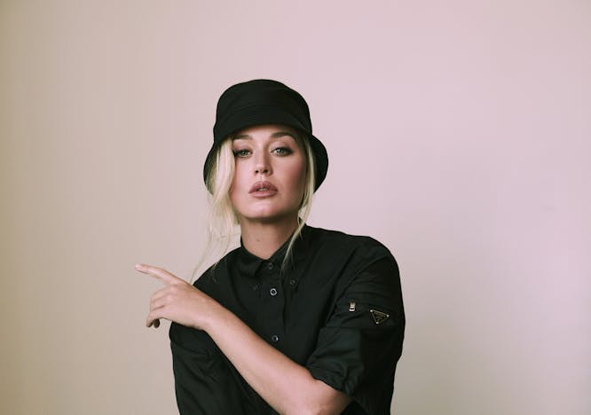 Nella foto Katy Perry fotografata da Greg Swales per L'OFFICIEL Italia Summer 2021. Abito, scarpe, cappello e calze PRADA.