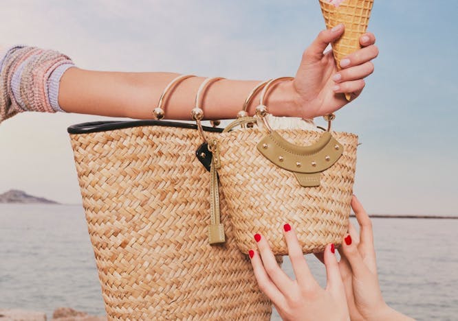 Braccia e mani con gelato e borse di paglia estate 2021 di Claudie Pierlot