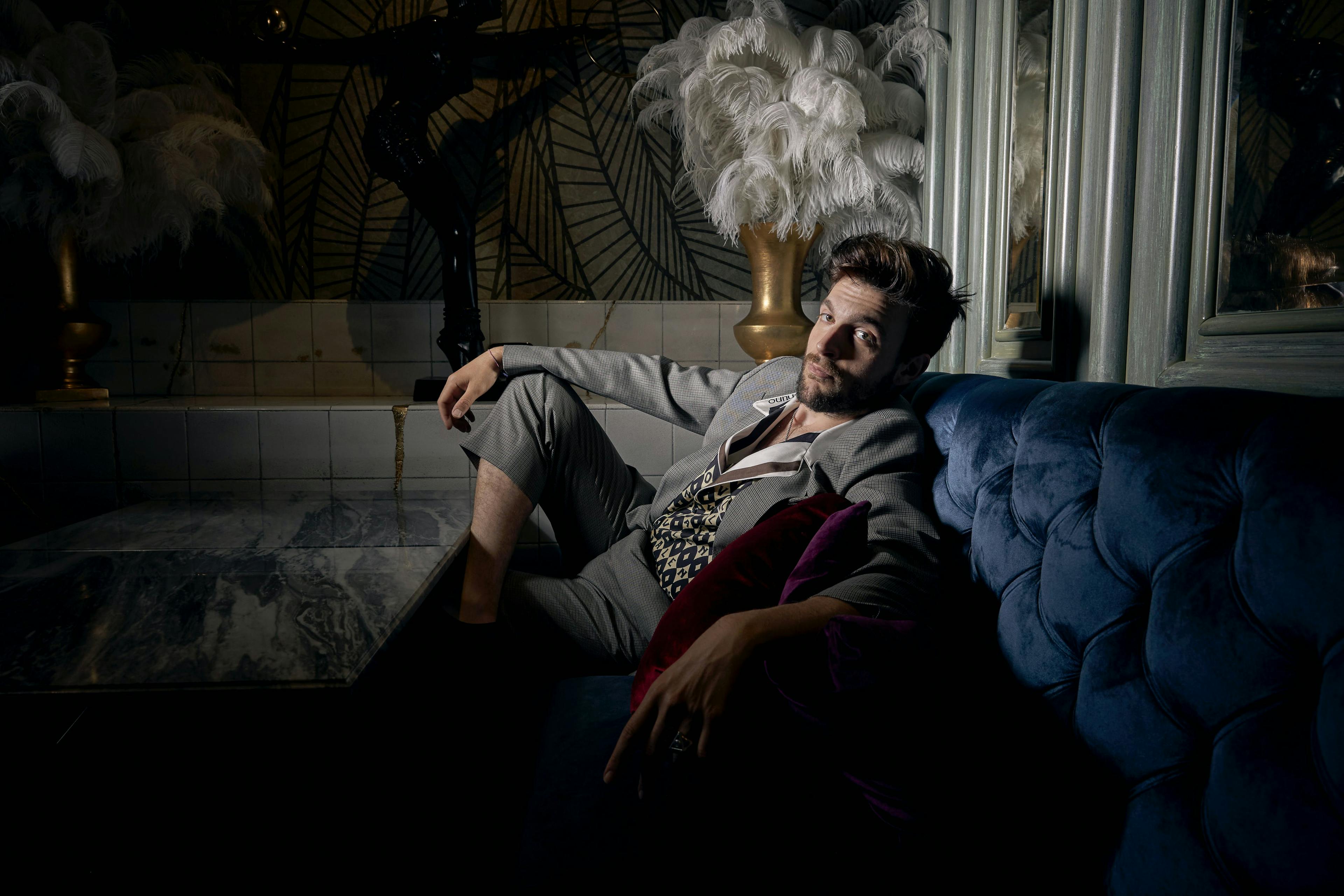 Nella foto Lorenzo Adorni indossa un total look VALENTINO