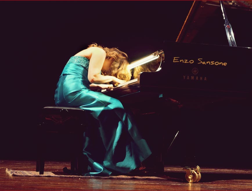 Nell'immagine Ingrid Carbone al pianoforte