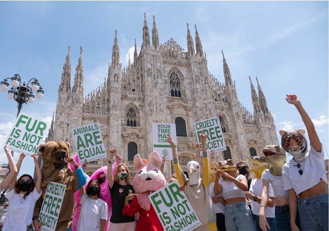 Stella Mc Cartney ha organizzato un Guerrilla Gathering contro le pellicce nel cuore di Milano