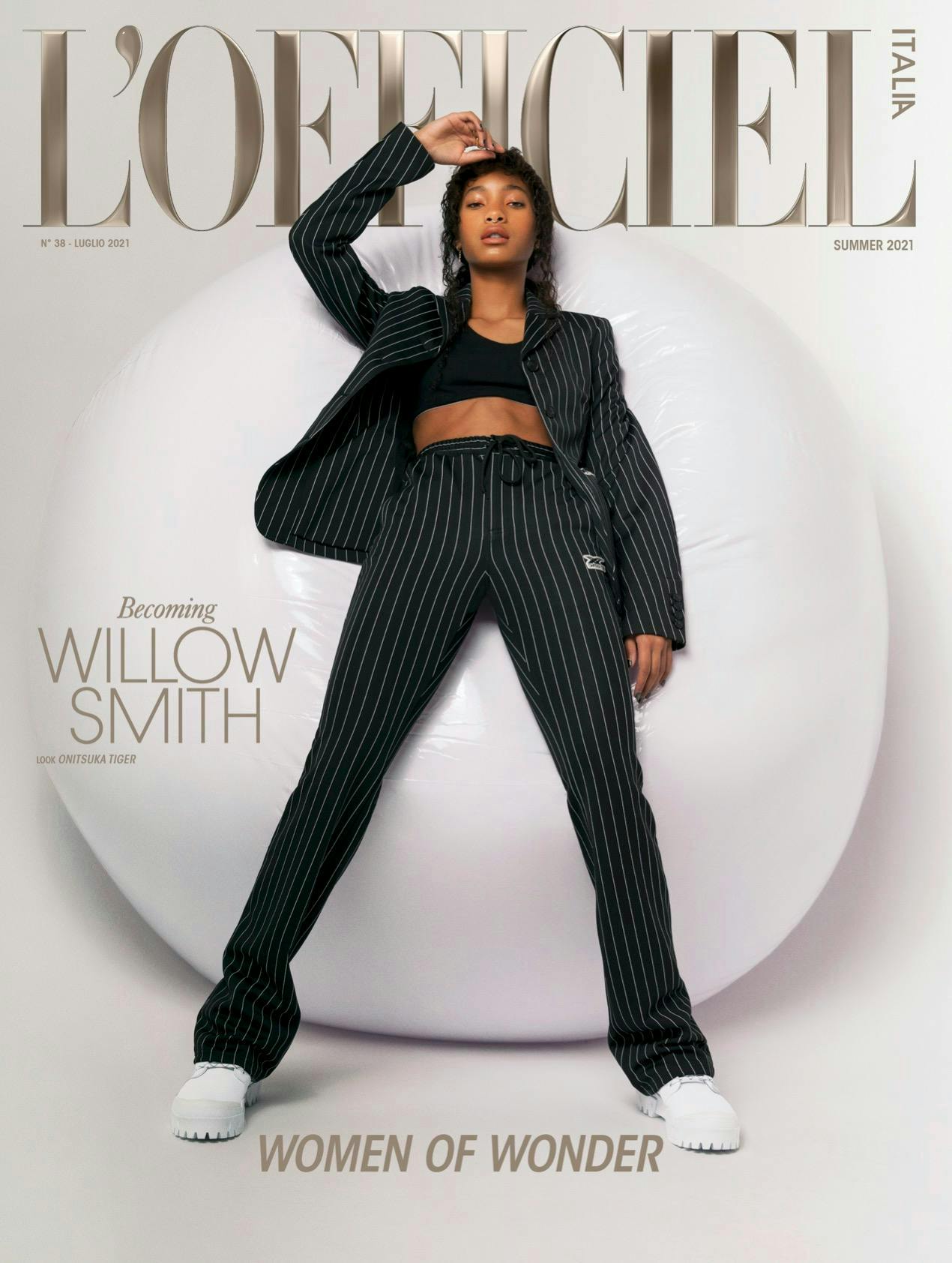 Nella foto Willow Smith in cover indossa giacca, bra, pantaloni e sneakers, ONITSUKA TIGER.