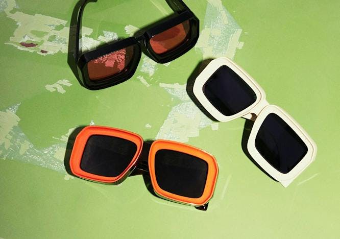 Nella foto gli occhiali da sole di Loewe Paula's Ibiza 2021 