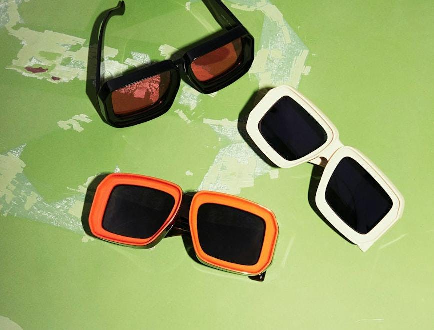Nella foto gli occhiali da sole di Loewe Paula's Ibiza 2021 