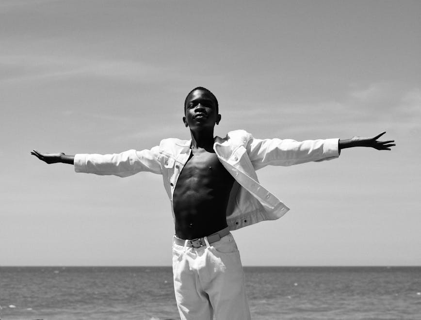 Nella foto Ibrahima Gueye indossa un completo in denim bianco CELINE BY HEDI SLIMANE