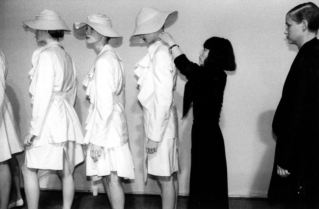 Nella foto Rei Kawakubo direttrice creativa di Comme des Garçons insieme a delle modelle