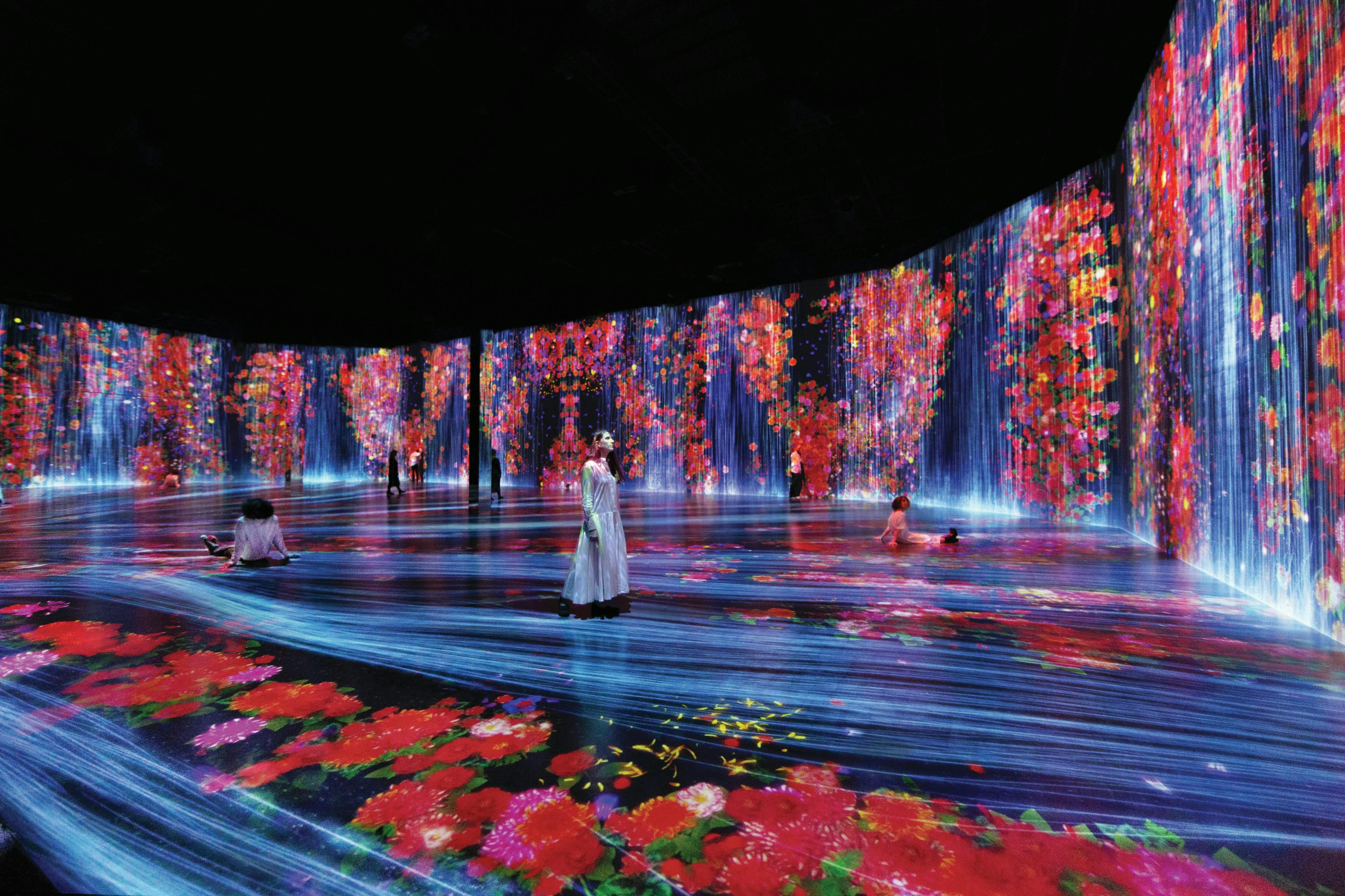 nella foto ”Flowers and People, Cannot be Controlled but Live Together–Transcending Boundaries, A Whole Year per Hour,” 2017, by teamLab. Installation view of Every Wall is a Door, Superblue Miami, 2021. © teamLab. Courtesy of Pace Gallery.