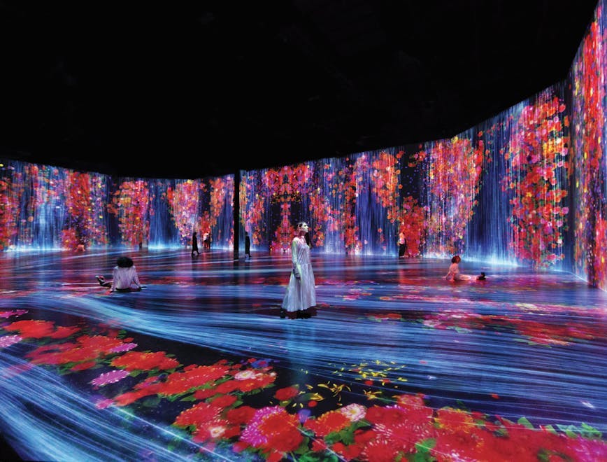 nella foto ”Flowers and People, Cannot be Controlled but Live Together–Transcending Boundaries, A Whole Year per Hour,” 2017, by teamLab. Installation view of Every Wall is a Door, Superblue Miami, 2021. © teamLab. Courtesy of Pace Gallery.