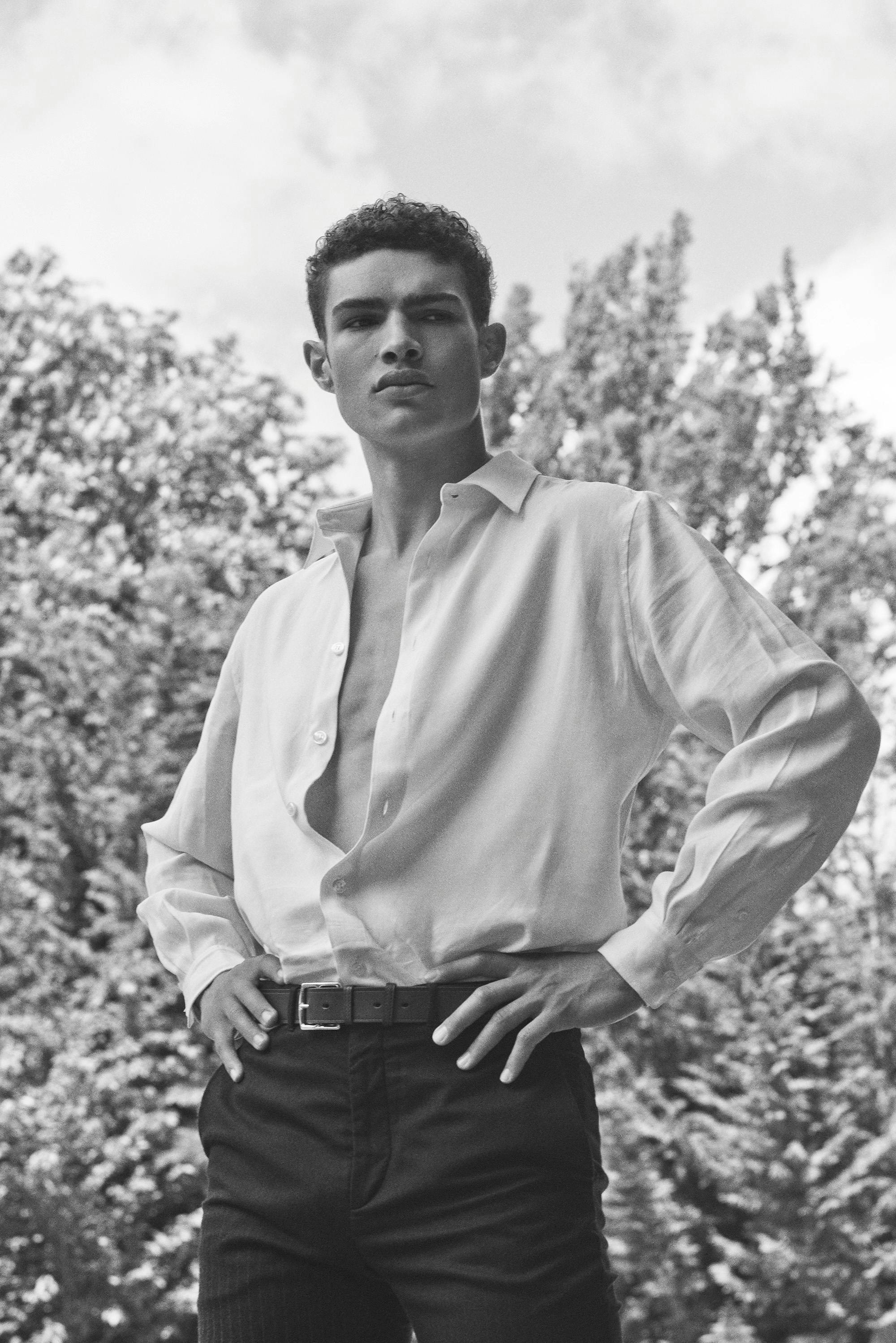 Noah Luis Brown indossa camicia bianca , pantaloni in fresco lana GABRIEL NOUCHI, Cintura HERMÉS