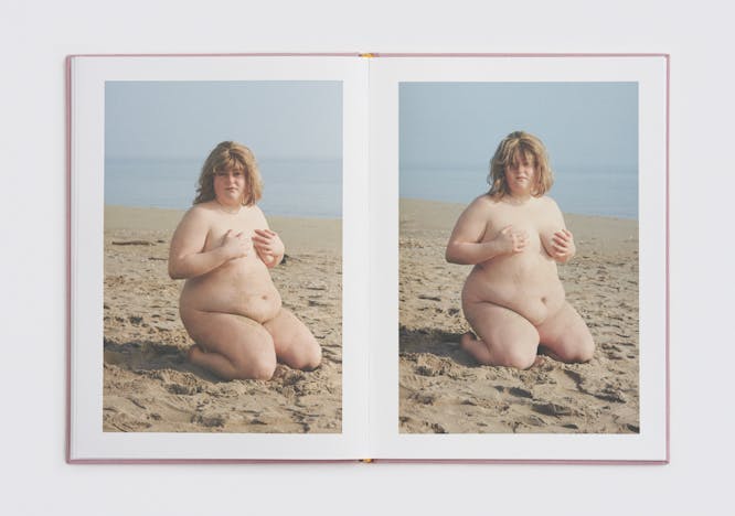 Nella foto alcune pagine di "Sara. Corpo e Mondo" il libro di Dario Salamone