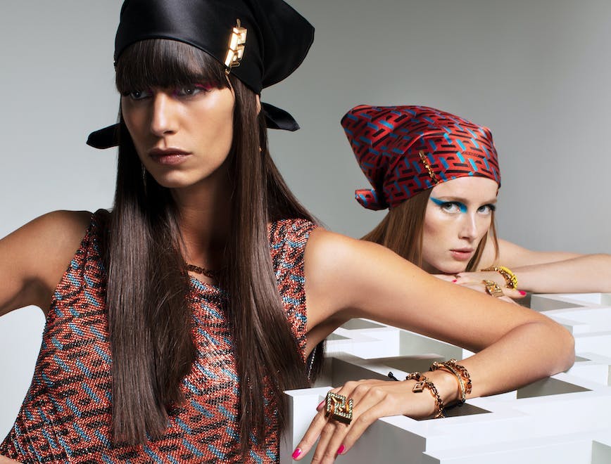 Nella foto 2 modelle indossano look Versace La Greca collezione Autunno Inverno 2021