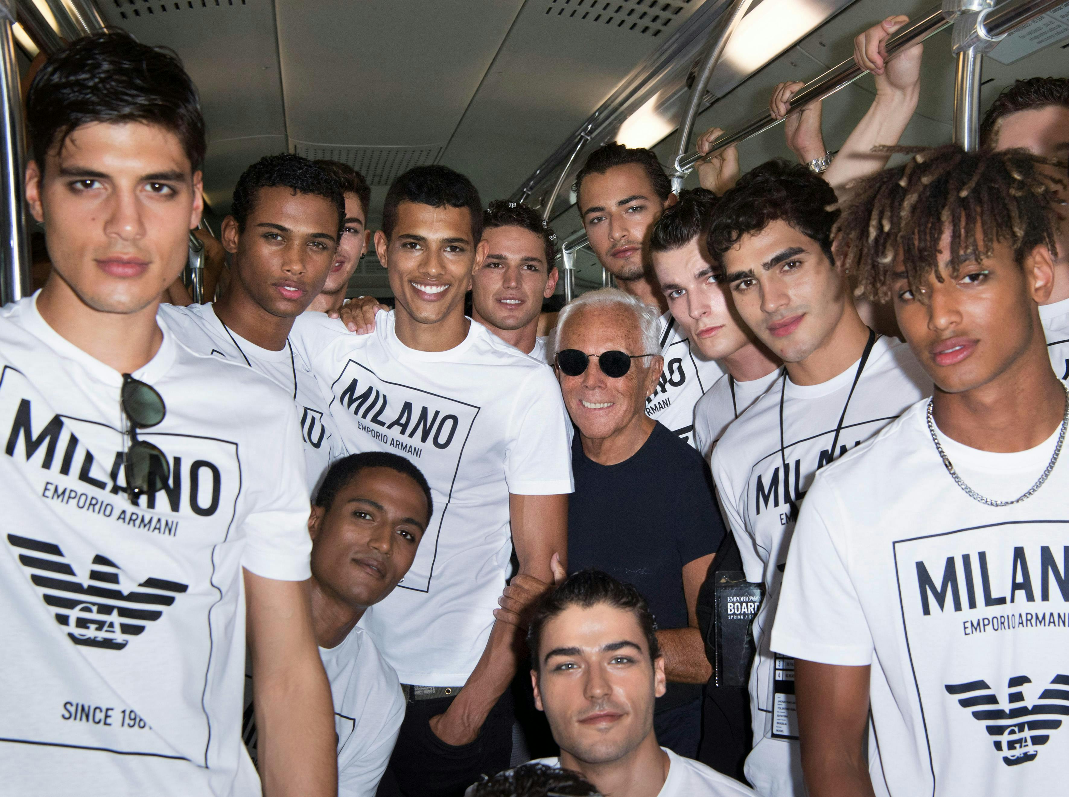 Giorgio Armani con la sua squadra di modelli per celebrare il 40° anniversario di Emporio Armani