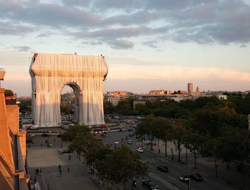 L'Arco di Trionfo a Parigi "impacchettato" opera di  Christo