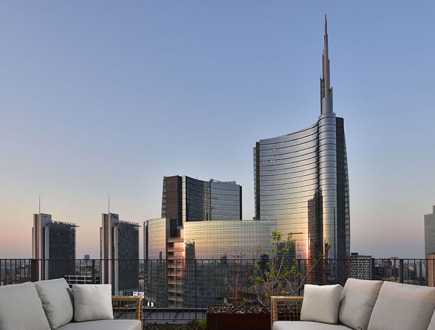 Milano al tramonto dal roof terrace di MilanoVerticale UNAEsperienze