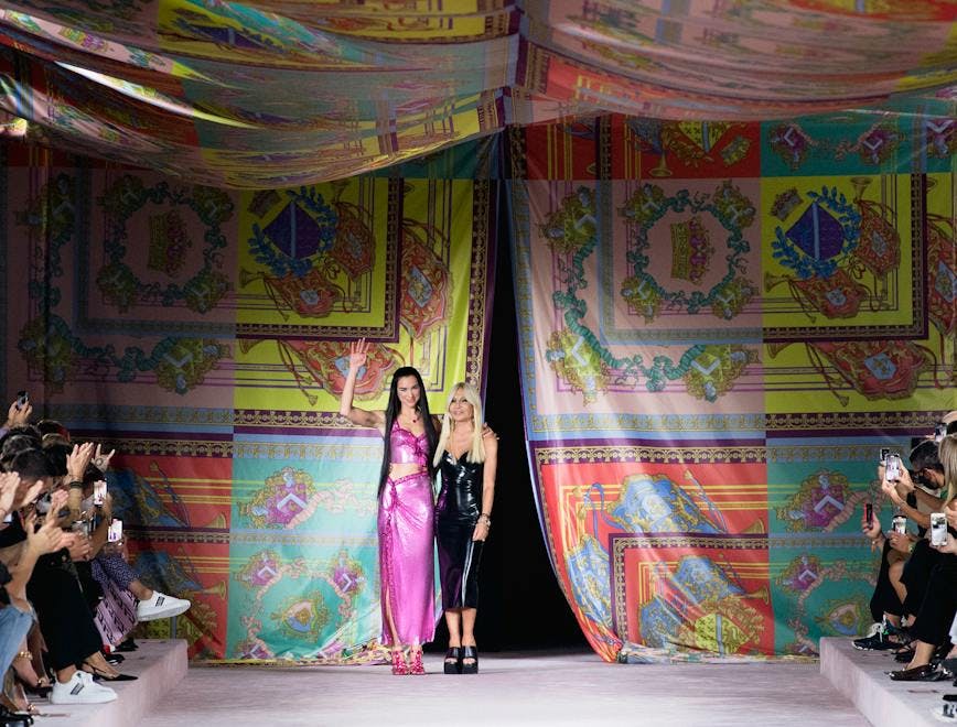 Dua Lipa con Donatella Versace, il finale della sfilata Versace Primavera Estate 2022