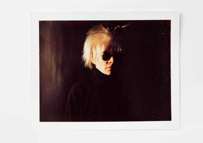 In foto un autoritratto di Andy Warhol (1986)