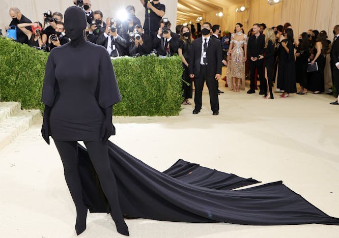 In foto Kim Kardashian in Balenciaga al Met Gala 2021
