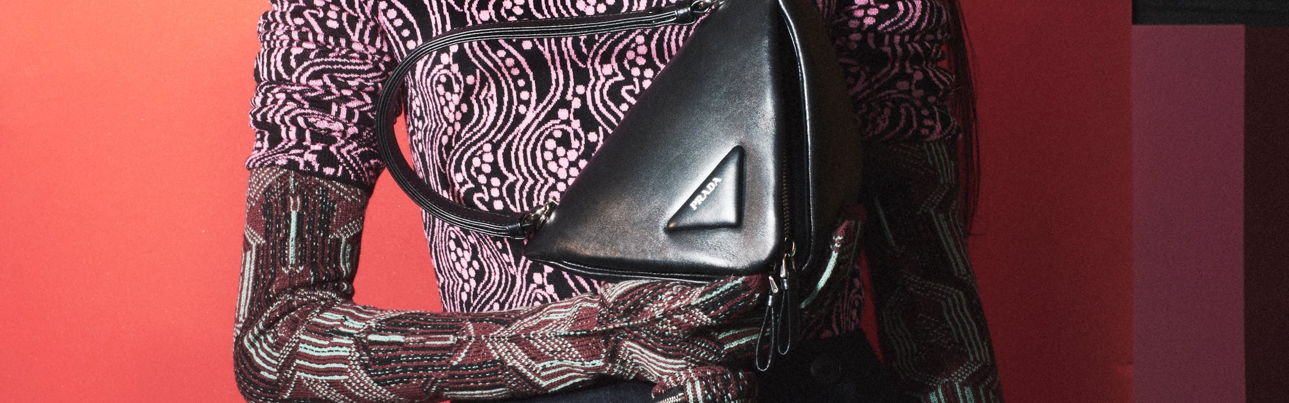 La borsa triangolo di Prada in uno scatto di David Sims