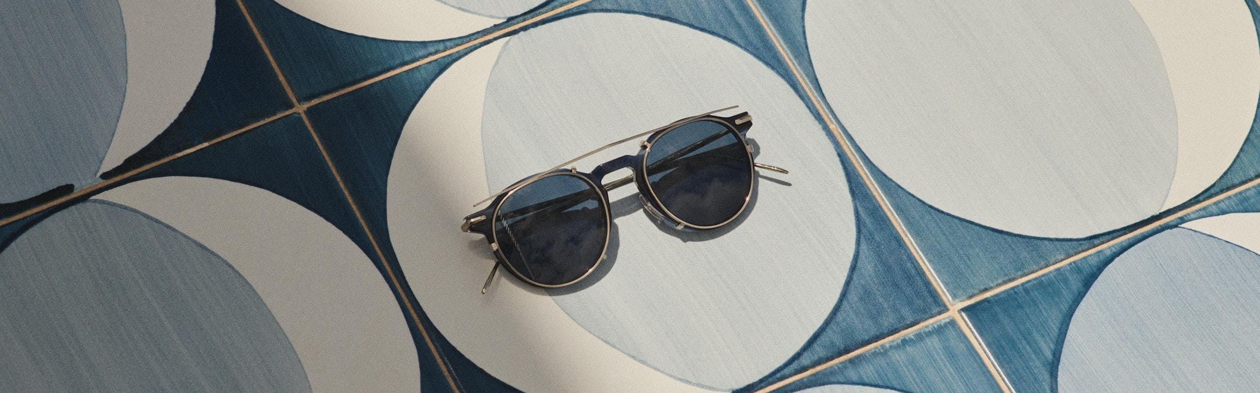 Nella foto gli occhiali da sole Oliver Peoples e Gio Ponti la collezione Takumi Series II 