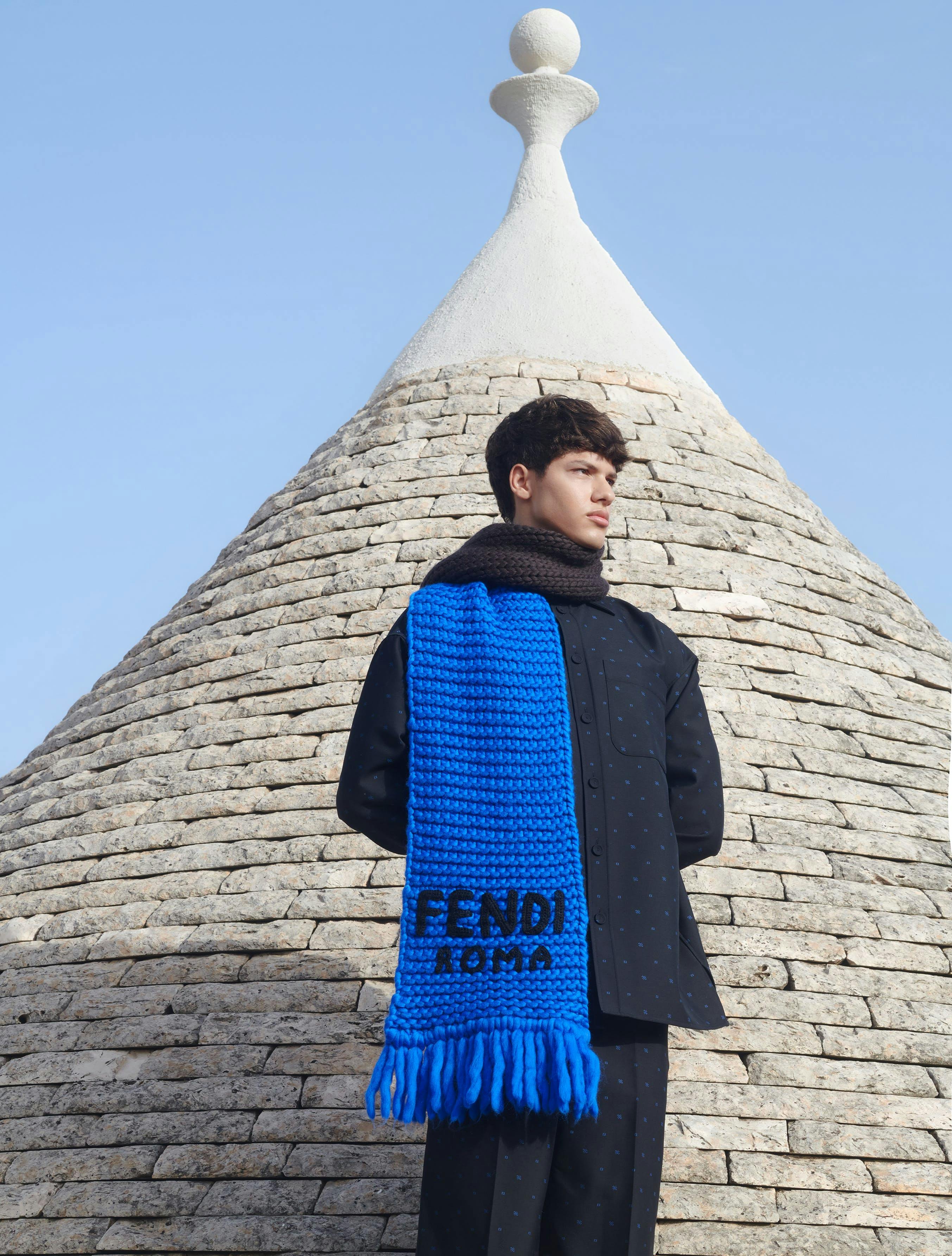 Camicia e pantaloni sartoriali e sciarpa di lana intrecciata con logo, FENDI.