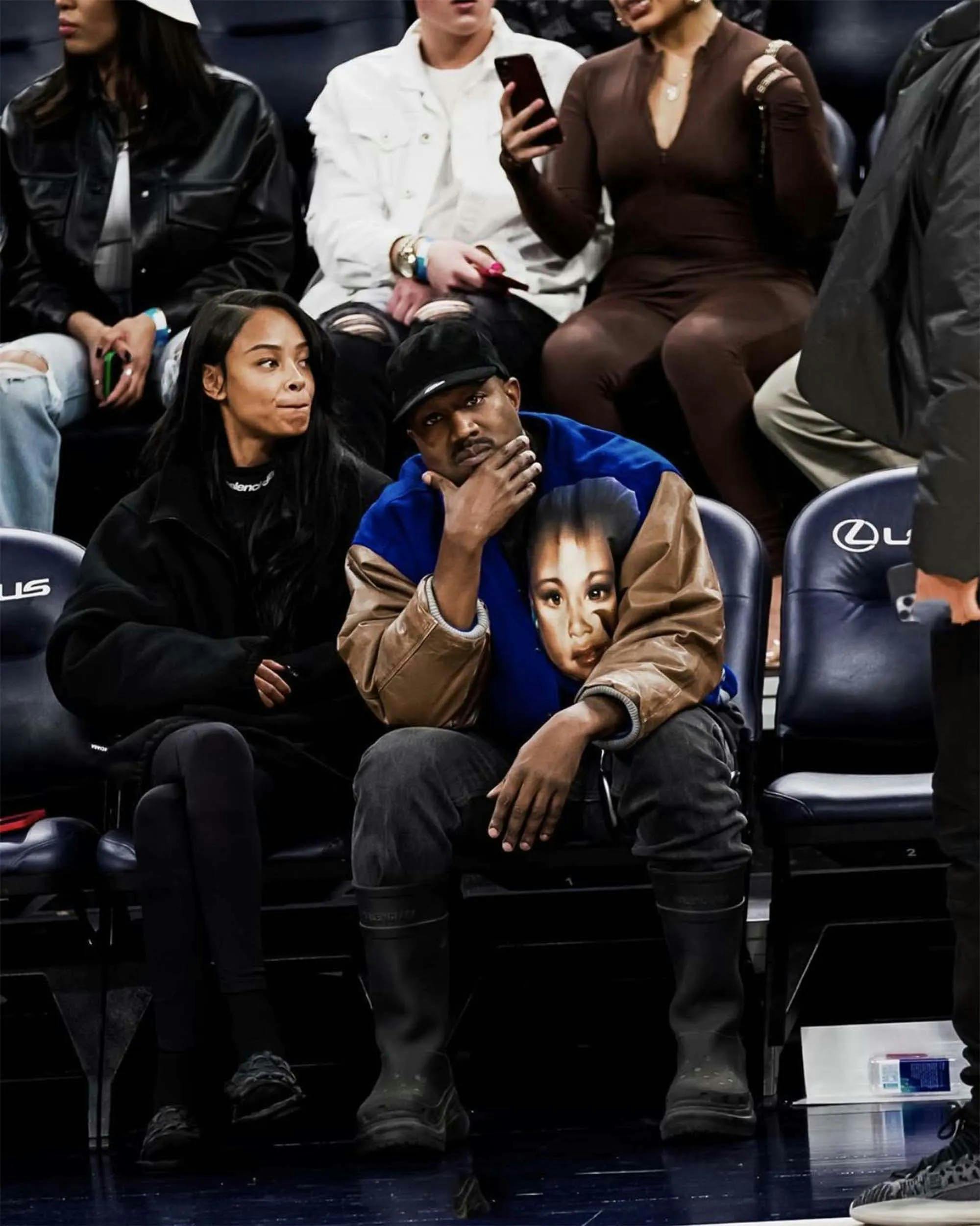 Kanye West insieme alla modella Vinetria alla partita della Donda Academy