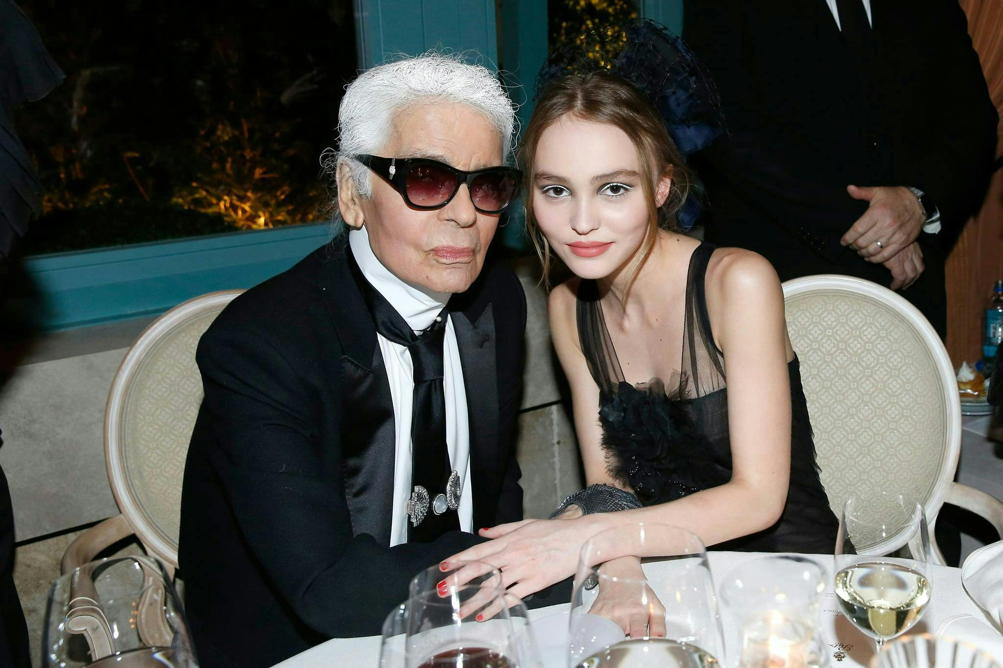 Karl Lagerfeld con la modella Lily Rose-Deep. 