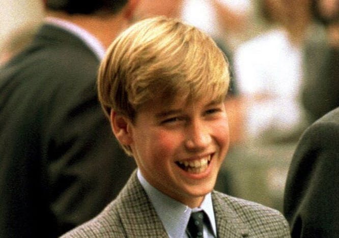 In foto Il Principe William a 15 anni, interpretato da Sean West nella quinta stagione di the Crown.