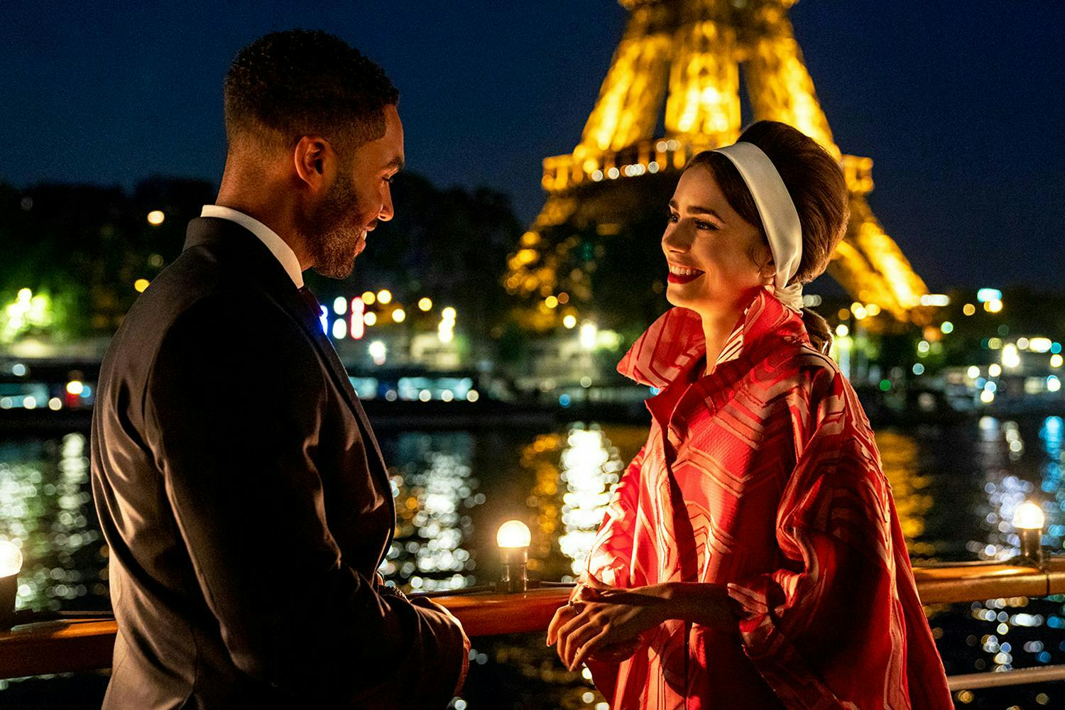 Lucien Laviscount e Lily Collins nella serie Netflix 'Emily in Paris 2'