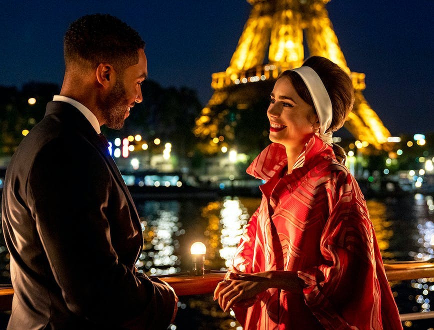 Lucien Laviscount e Lily Collins nella serie Netflix 'Emily in Paris 2'