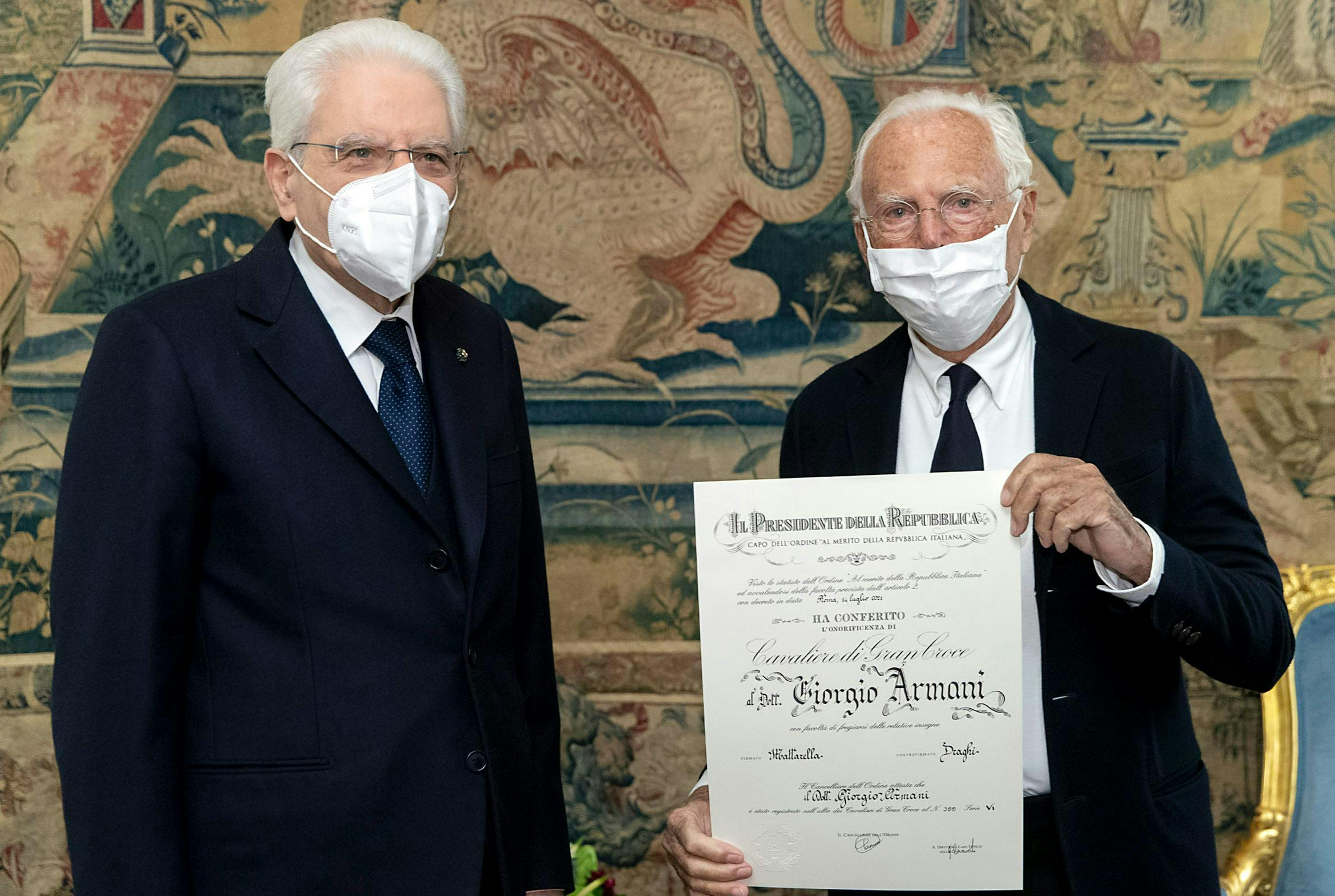 Il Presidente della Repubblica Sergio Mattarella consegna a Giorgio Armani il titolo di Cavaliere di Gran Croce